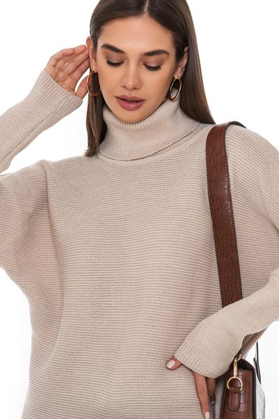 Sweater with wide sleeves. Color: Powder