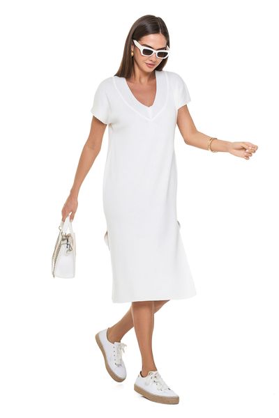 Loose knitted dress with V-neck. Color: Milk