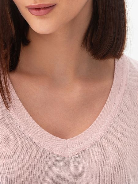 Thin knitted jumper with V-neck collar. Pink