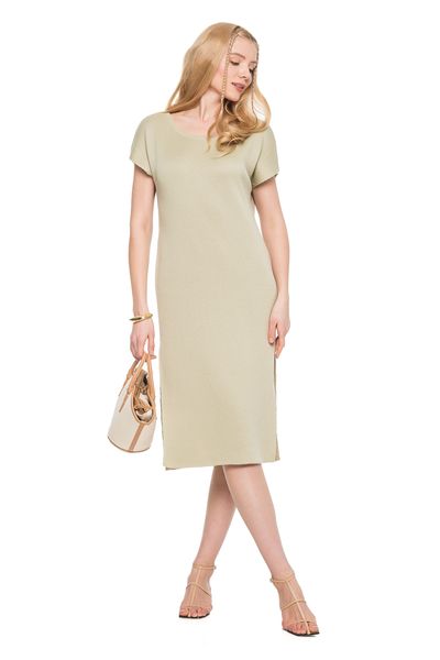 Loose knitted eco-dress with boat neckline. Color: Olive