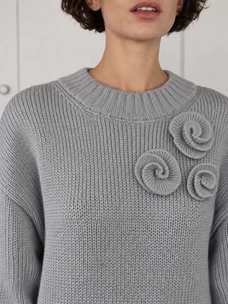 Sweater with volumetric floral details. Gray 42-46