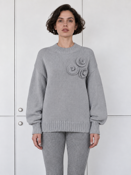 Sweater with volumetric floral details. Gray 42-46