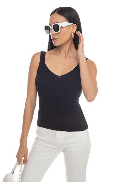 Lightweight cotton top. Color: Black