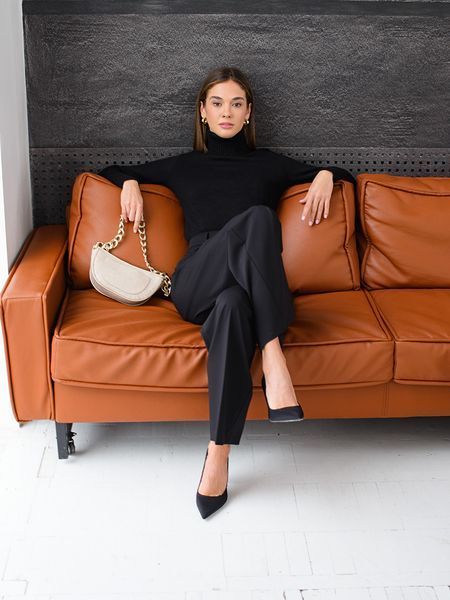 Warm and soft women's turtleneck with elastane. Color: Black