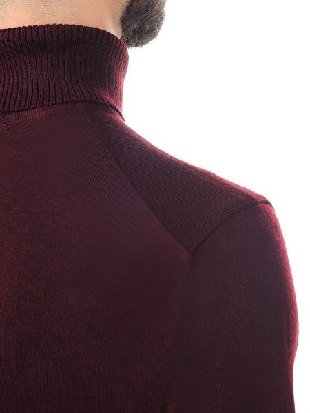 Male golf with a slanting seam on the shoulder. Color: Burgundy