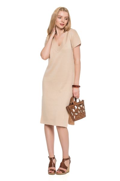 Loose knitted eco-dress with V-neck. Color: Beige