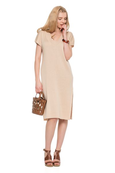 Loose knitted eco-dress with V-neck. Color: Beige