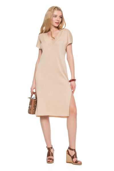 Loose knitted eco-dress with V-neck. Color: Beige