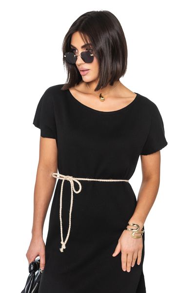 Loose knitted dress with boat neckline. Color: Black