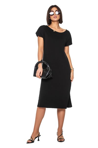 Loose knitted dress with boat neckline. Color: Black