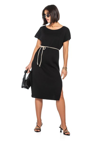 Loose knitted dress with boat neckline. Color: Black